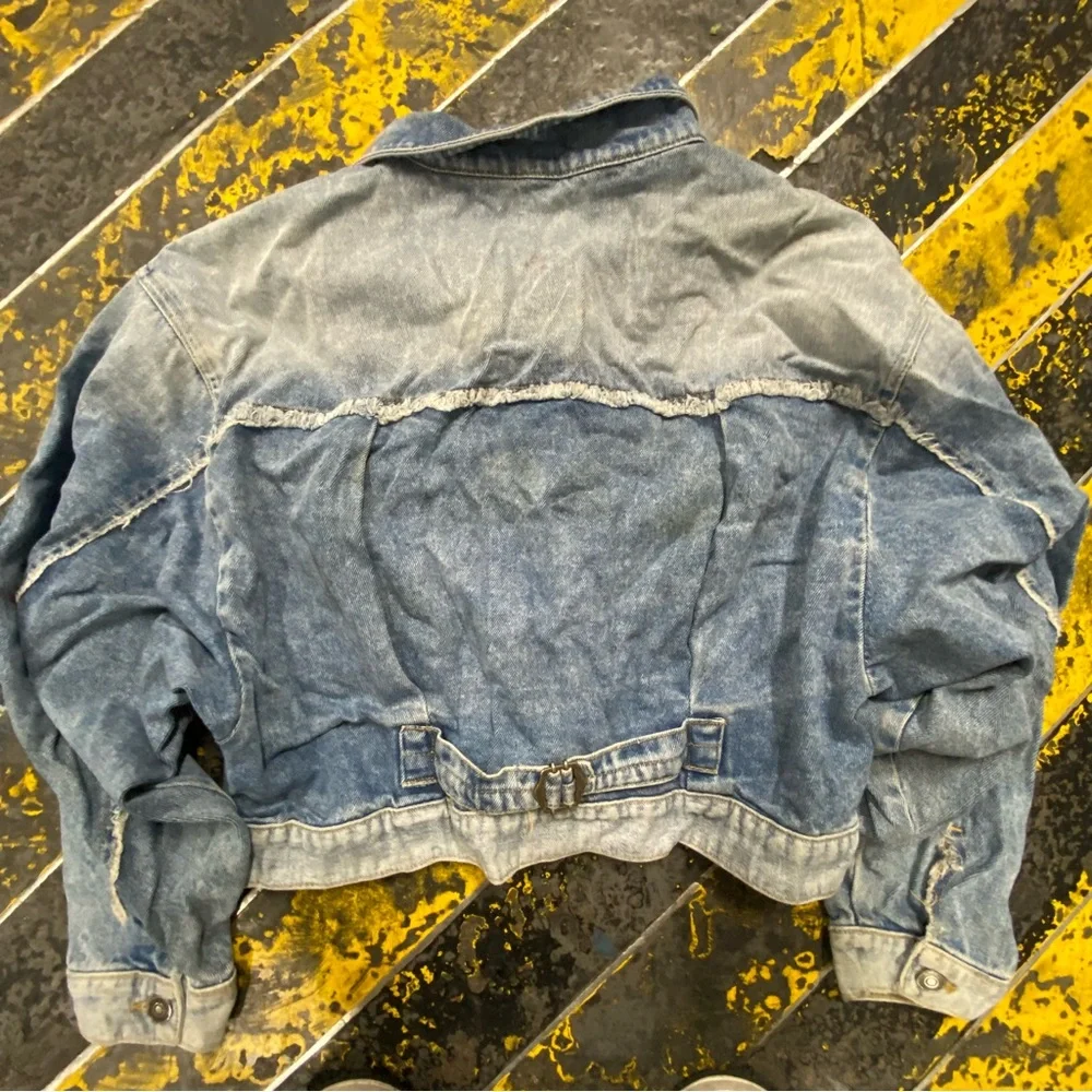 Free People Cropped Denim Jacket Distressed Fray Boho Festival M 2010s - Picture 3 of 3